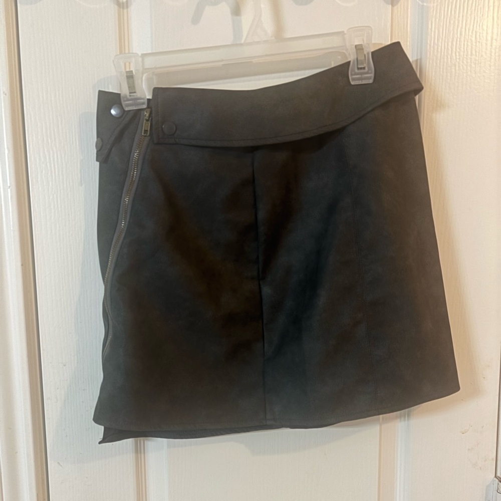 Chic‎ Black Mini Skirt. Faux Leather. Women’s Medium.